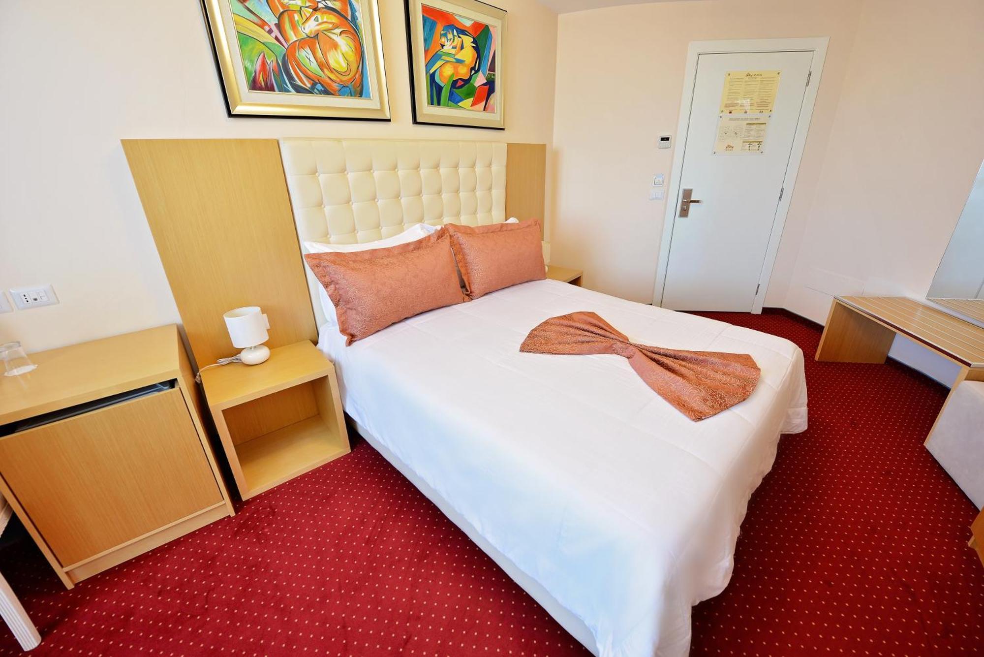 Jolly Hotel Lezhë Habitación foto